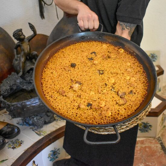 The Taste of Spain in a Real Environment – ​​Authentic Paella and Local Delicacies with Good Wine.