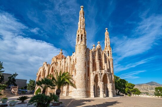 The taste of Spain in a real environment – ​​authentic paella and local delicacies with good wine.